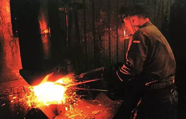 金屬鍛造工藝全解析：從傳統手工到現代工業應用