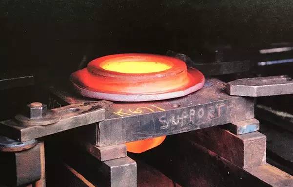 金屬鍛造工藝全解析：從傳統手工到現代工業應用