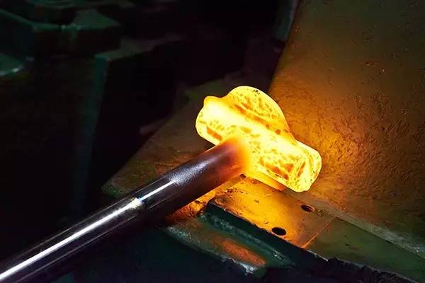 金屬鍛造工藝全解析：從傳統手工到現代工業應用