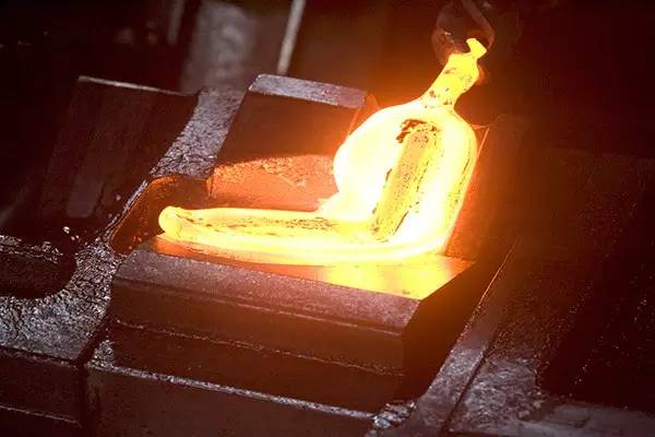 金屬鍛造工藝全解析：從傳統手工到現代工業應用