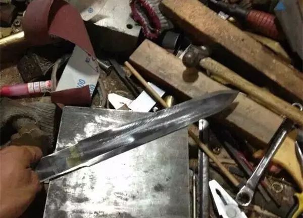 玄鐵之謎：金庸小說中的神兵利器材料探秘
